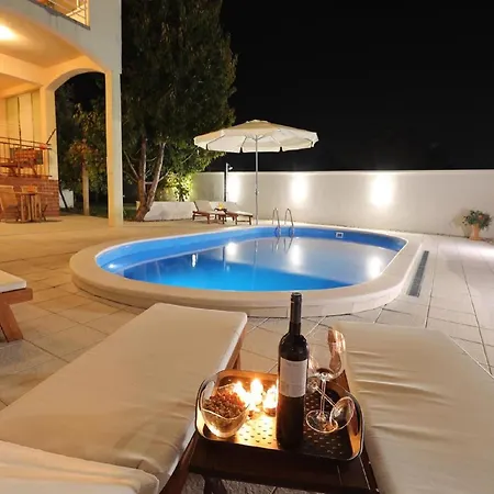 Dom wakacyjny In With Private Pool *