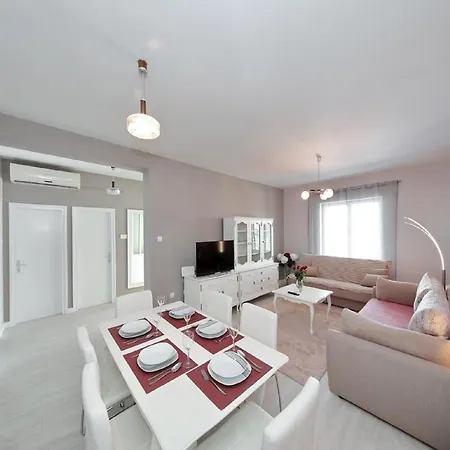 In With Private Pool Zadar