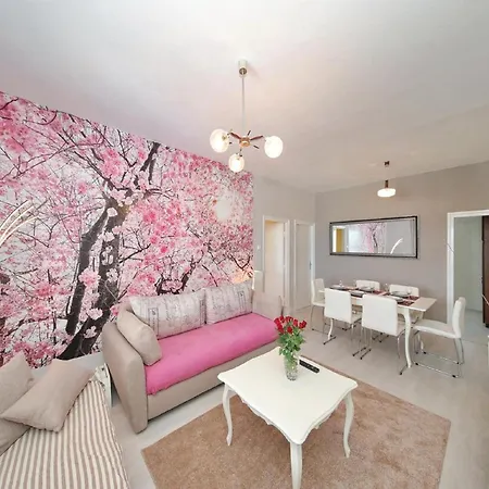 Dom wakacyjny In With Private Pool