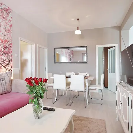 In With Private Pool Сasa de vacaciones *