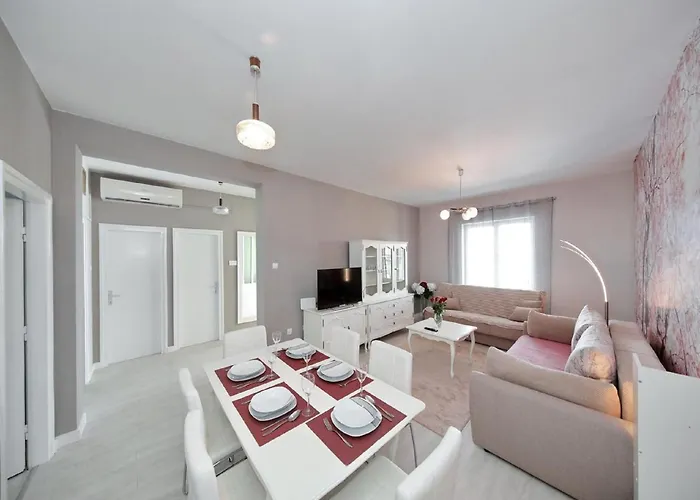 In With Private Pool זאדאר